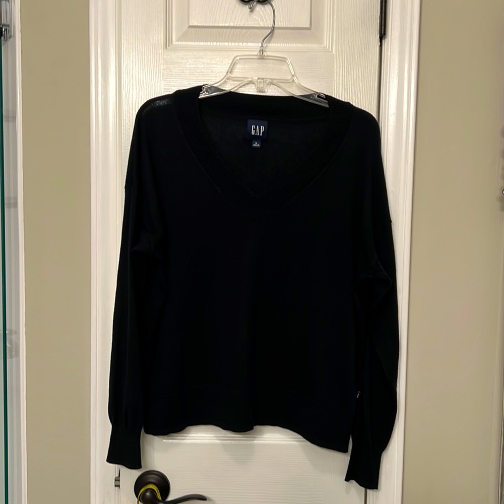 GAP black V-neck sweater MEDIUM tag-fits like a LARGE